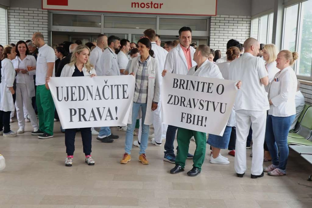 Doktori medicine i stomatologije održali polusatni štrajk upozorenja (VIDEO)